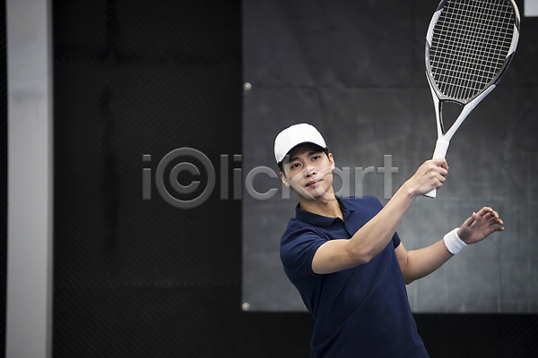 30대 남자 성인 성인남자한명만 한국인 한명 JPG 앞모습 포토 건강 라켓 레저 상반신 서기 스포츠 야외 운동 주간 테니스 테니스장