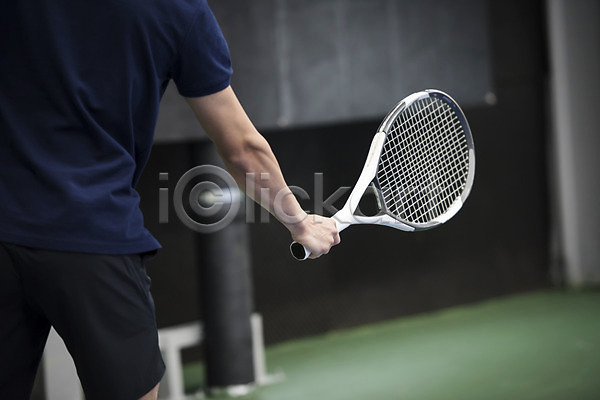 30대 남자 성인 성인남자한명만 한국인 한명 JPG 근접촬영 뒷모습 포토 건강 라켓 레저 상반신 스포츠 야외 운동 주간 테니스 테니스장