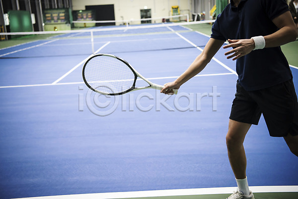 30대 남자 성인 성인남자한명만 한국인 한명 JPG 앞모습 포토 건강 라켓 레저 스포츠 야외 운동 주간 테니스 테니스장 하반신