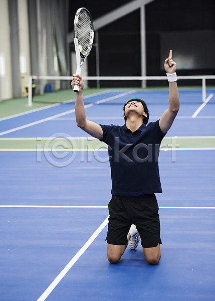 기쁨 30대 남자 성인 성인남자한명만 한국인 한명 JPG 앞모습 포토 건강 라켓 레저 스포츠 야외 우승 운동 전신 주간 테니스 테니스장