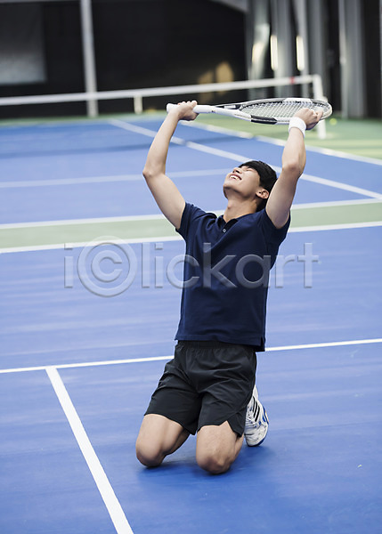 기쁨 30대 남자 성인 성인남자한명만 한국인 한명 JPG 앞모습 포토 건강 라켓 레저 스포츠 야외 우승 운동 전신 주간 테니스 테니스장