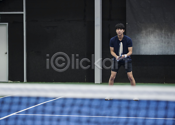 30대 남자 성인 성인남자한명만 한국인 한명 JPG 앞모습 포토 건강 네트 라켓 레저 서기 스포츠 야외 운동 전신 주간 테니스 테니스장