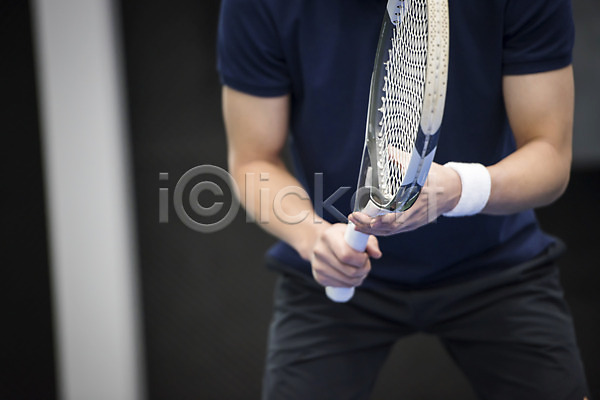 30대 남자 성인 성인남자한명만 한국인 한명 JPG 근접촬영 앞모습 포토 건강 라켓 레저 상반신 서기 스포츠 야외 운동 주간 테니스 테니스장