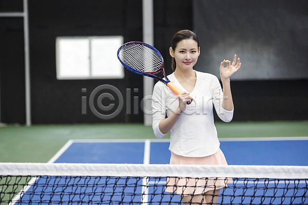 30대 성인 성인여자한명만 여자 한국인 한명 JPG 앞모습 포토 OK 건강 네트 들기 라켓 레저 상반신 스포츠 야외 운동 주간 테니스 테니스장