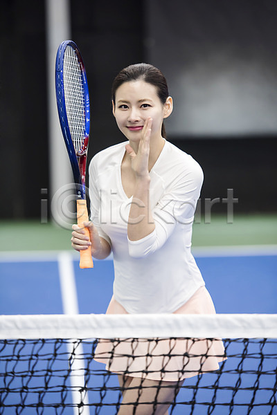 30대 성인 성인여자한명만 여자 한국인 한명 JPG 앞모습 포토 건강 네트 들기 라켓 레저 상반신 손들기 스포츠 야외 외침 운동 주간 테니스 테니스장