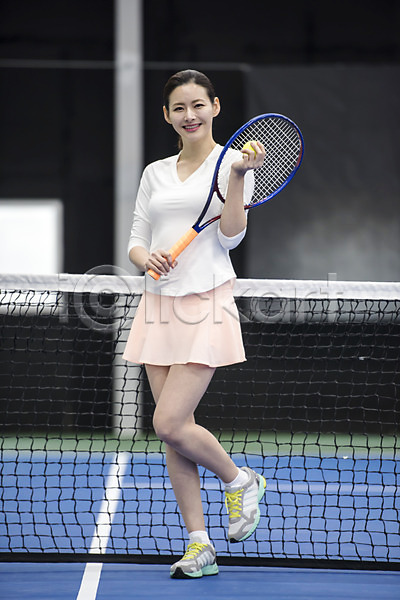 30대 성인 성인여자한명만 여자 한국인 한명 JPG 앞모습 포토 건강 네트 라켓 레저 서기 스포츠 야외 운동 전신 주간 테니스 테니스공 테니스장