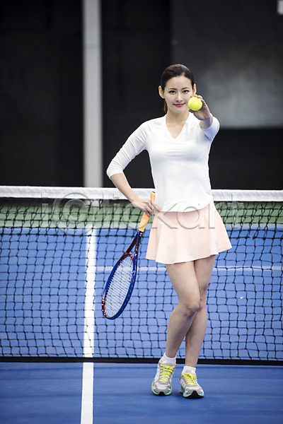 30대 성인 성인여자한명만 여자 한국인 한명 JPG 앞모습 포토 건강 네트 라켓 레저 서기 스포츠 야외 운동 전신 주간 테니스 테니스공 테니스장
