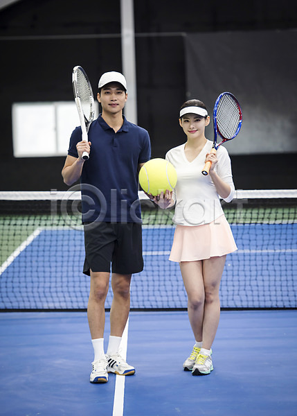 30대 남자 두명 성인 성인만 여자 한국인 JPG 앞모습 포토 건강 네트 들기 라켓 레저 미소(표정) 서기 스포츠 야외 운동 전신 주간 테니스 테니스장