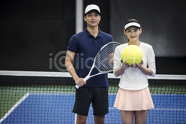 30대 남자 두명 성인 성인만 여자 한국인 JPG 앞모습 포토 건강 네트 들기 라켓 레저 미소(표정) 상반신 서기 스포츠 야외 운동 주간 테니스 테니스장