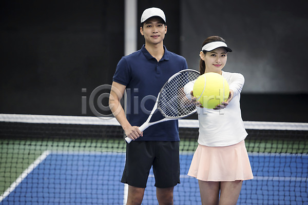 30대 남자 두명 성인 성인만 여자 한국인 JPG 앞모습 포토 건강 네트 들기 라켓 레저 미소(표정) 상반신 서기 스포츠 야외 운동 주간 테니스 테니스공 테니스장