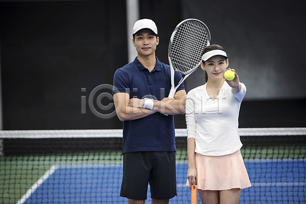 30대 남자 두명 성인 성인만 여자 한국인 JPG 앞모습 포토 건강 네트 라켓 레저 미소(표정) 상반신 서기 스포츠 야외 운동 주간 테니스 테니스공 테니스장