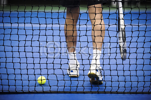 30대 남자 성인 성인남자한명만 신체부위 한국인 한명 JPG 포토 건강 네트 다리(신체부위) 라켓 레저 스포츠 야외 운동 주간 테니스 테니스공 테니스장 하반신