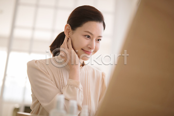 30대 성인 성인여자한명만 여자 한국인 한명 JPG 아웃포커스 앞모습 포토 미소(표정) 방안 뷰티 상반신 실내 앉기 응시 화장 화장대 화장품