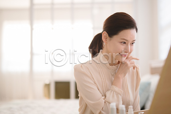 30대 성인 성인여자한명만 여자 한국인 한명 JPG 아웃포커스 앞모습 포토 미소(표정) 방안 뷰티 상반신 실내 앉기 응시 화장 화장대 화장품