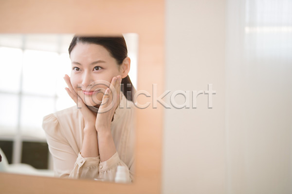 30대 성인 성인여자한명만 여자 한국인 한명 JPG 아웃포커스 앞모습 포토 미소(표정) 방안 뷰티 상반신 실내 앉기 응시 턱괴기 화장 화장대 화장품