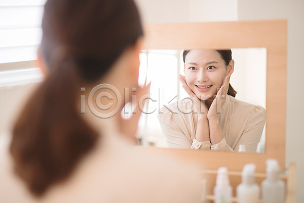 30대 성인 성인여자한명만 여자 한국인 한명 JPG 뒷모습 아웃포커스 앞모습 포토 거울 미소(표정) 방안 뷰티 상반신 실내 앉기 응시 화장 화장대 화장품