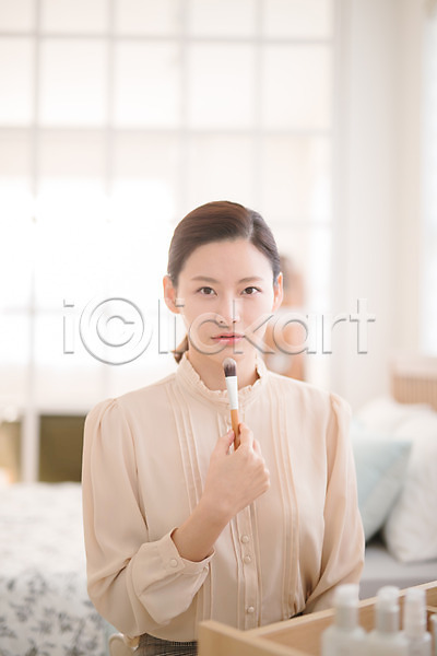 30대 성인 성인여자한명만 여자 한국인 한명 JPG 아웃포커스 앞모습 포토 들기 메이크업브러쉬 방안 뷰티 상반신 실내 앉기 응시 화장 화장대 화장품