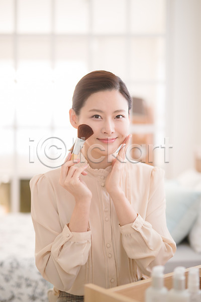 30대 성인 성인여자한명만 여자 한국인 한명 JPG 아웃포커스 앞모습 포토 들기 메이크업브러쉬 미소(표정) 방안 뷰티 상반신 실내 앉기 화장 화장대 화장품