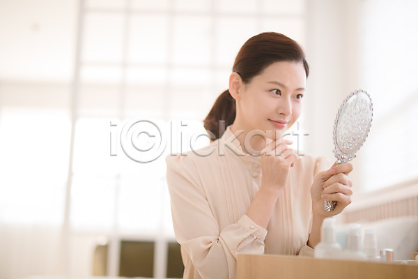 30대 성인 성인여자한명만 여자 한국인 한명 JPG 아웃포커스 앞모습 포토 거울 들기 미소(표정) 방안 뷰티 상반신 실내 앉기 얼굴 잡기 화장 화장대 화장품