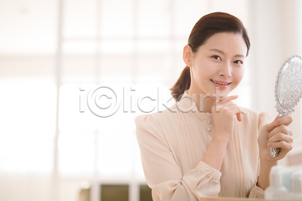 30대 성인 성인여자한명만 여자 한국인 한명 JPG 아웃포커스 옆모습 포토 거울 들기 미소(표정) 방안 뷰티 상반신 실내 앉기 얼굴 잡기 화장 화장대 화장품