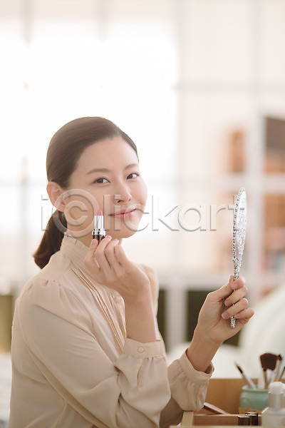30대 성인 성인여자한명만 여자 한국인 한명 JPG 아웃포커스 옆모습 포토 거울 들기 립스틱 미소(표정) 방안 뷰티 상반신 실내 앉기 화장 화장대 화장품