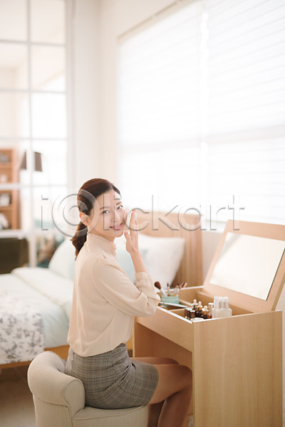 30대 성인 성인여자한명만 여자 한국인 한명 JPG 아웃포커스 옆모습 포토 들기 미소(표정) 방안 뷰티 상반신 실내 앉기 퍼프 화장 화장대 화장품