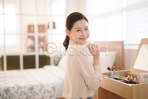 30대 성인 성인여자한명만 여자 한국인 한명 JPG 아웃포커스 옆모습 포토 들기 미소(표정) 방안 뷰티 상반신 실내 앉기 퍼프 화장 화장대 화장품