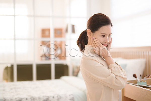 30대 성인 성인여자한명만 여자 한국인 한명 JPG 아웃포커스 옆모습 포토 꽃받침 미소(표정) 방안 뷰티 상반신 실내 앉기 화장 화장대 화장품