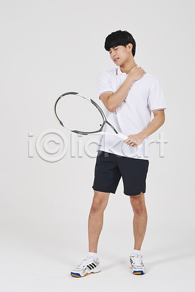 30대 남자 성인 성인남자한명만 한국인 한명 JPG 앞모습 포토 목통증 서기 스튜디오촬영 스포츠 실내 전신 테니스 테니스라켓