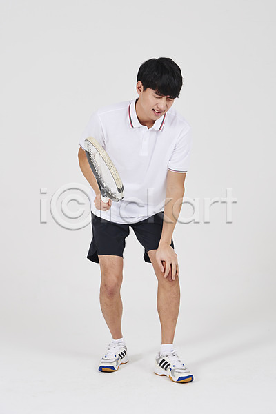 30대 남자 성인 성인남자한명만 한국인 한명 JPG 앞모습 포토 무릎통증 서기 스튜디오촬영 스포츠 실내 전신 찡그림 테니스 테니스라켓