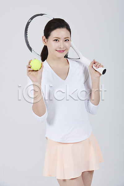30대 성인 성인여자한명만 여자 한국인 한명 JPG 앞모습 포토 상반신 서기 스튜디오촬영 스포츠 실내 테니스 테니스공 테니스라켓
