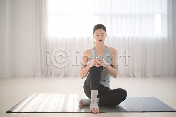 30대 성인 성인여자한명만 여자 한국인 한명 JPG 앞모습 포토 건강 매트 실내 앉기 요가 요가자세 운동 전신
