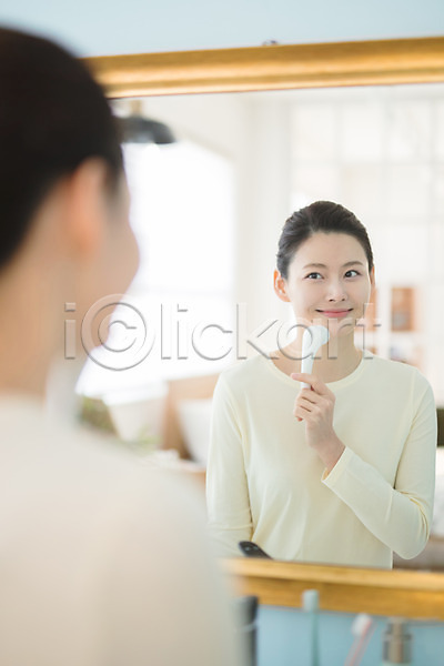 순수 30대 성인 성인여자한명만 여자 한국인 한명 JPG 뒷모습 포토 거울 닦기 모공 모공브러쉬 미소(표정) 뷰티 상반신 서기 실내 욕실 우먼라이프