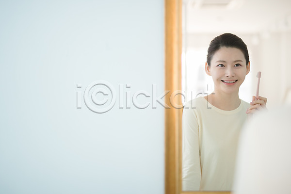 순수 30대 성인 성인여자한명만 여자 한국인 한명 JPG 앞모습 포토 거울 미소(표정) 뷰티 상반신 서기 실내 양치 욕실 우먼라이프 칫솔