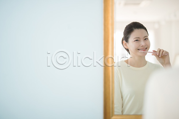 순수 30대 성인 성인여자한명만 여자 한국인 한명 JPG 앞모습 포토 거울 미소(표정) 뷰티 상반신 서기 실내 양치 욕실 우먼라이프 칫솔