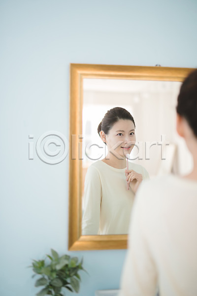 순수 30대 성인 성인여자한명만 여자 한국인 한명 JPG 뒷모습 포토 거울 미소(표정) 뷰티 상반신 서기 실내 욕실 우먼라이프 응시 칫솔