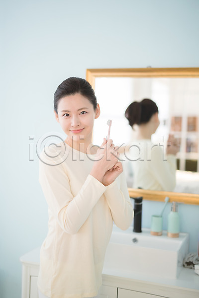 순수 30대 성인 성인여자한명만 여자 한국인 한명 JPG 옆모습 포토 거울 미소(표정) 뷰티 상반신 서기 세면대 실내 양치 욕실 우먼라이프 칫솔