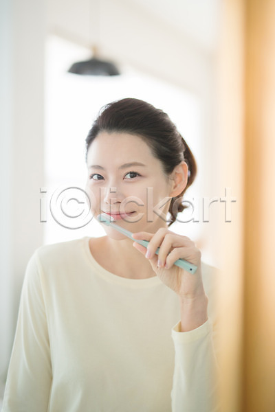 순수 30대 성인 성인여자한명만 여자 한국인 한명 JPG 앞모습 포토 미소(표정) 뷰티 상반신 서기 실내 양치 욕실 우먼라이프 칫솔