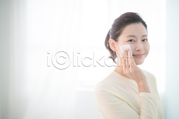 순수 30대 성인 성인여자한명만 여자 한국인 한명 JPG 앞모습 포토 닦기 미소(표정) 뷰티 상반신 서기 실내 욕실 우먼라이프 화장솜