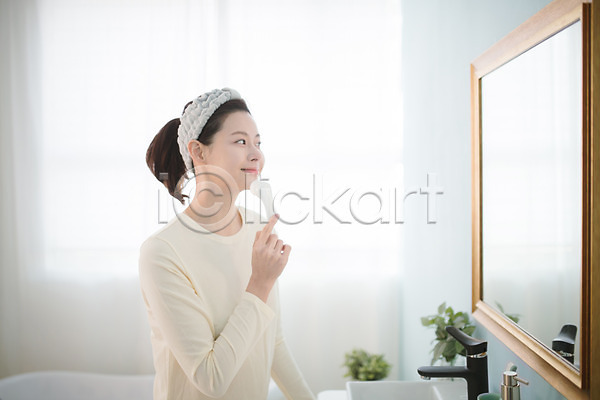 순수 30대 성인 성인여자한명만 여자 한국인 한명 JPG 옆모습 포토 거울 닦기 모공 모공브러쉬 미소(표정) 뷰티 상반신 서기 세수 실내 욕실 우먼라이프