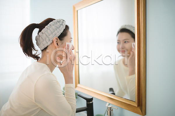 순수 30대 성인 성인여자한명만 여자 한국인 한명 JPG 옆모습 포토 거울 닦기 뷰티 상반신 서기 실내 욕실 우먼라이프 클렌징 화장솜