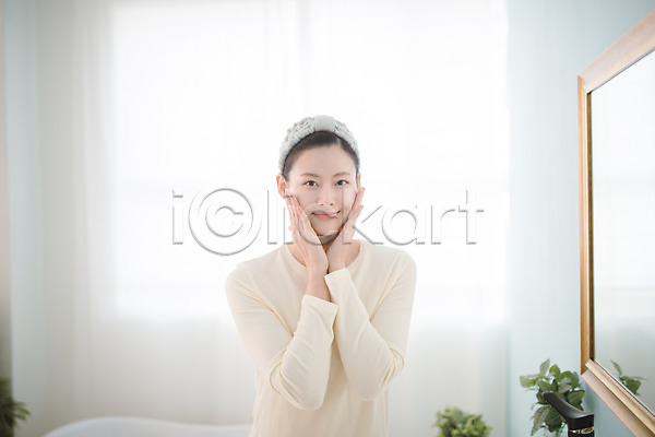 순수 30대 성인 성인여자한명만 여자 한국인 한명 JPG 앞모습 포토 감싸기 거울 미소(표정) 뷰티 상반신 서기 실내 욕실 우먼라이프