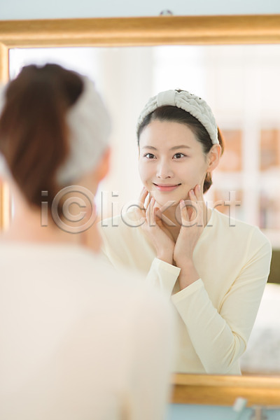 순수 30대 성인 성인여자한명만 여자 한국인 한명 JPG 뒷모습 포토 거울 만지기 미소(표정) 뷰티 상반신 서기 실내 우먼라이프