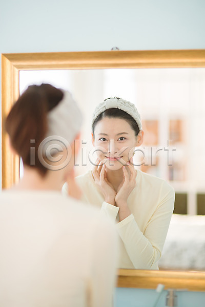 순수 30대 성인 성인여자한명만 여자 한국인 한명 JPG 뒷모습 포토 거울 만지기 미소(표정) 뷰티 상반신 서기 실내 욕실 우먼라이프