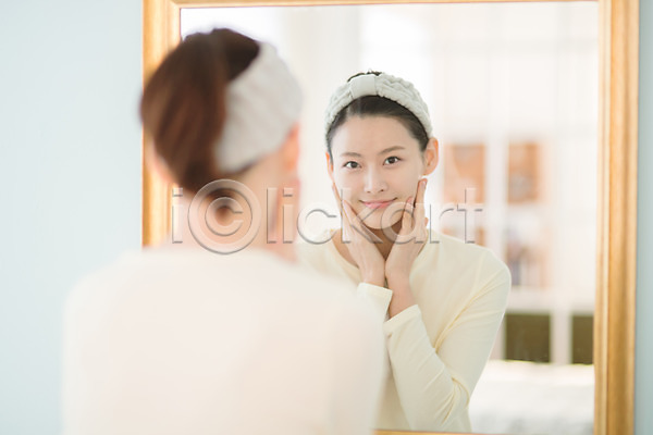 순수 30대 성인 성인여자한명만 여자 한국인 한명 JPG 뒷모습 포토 감싸기 거울 미소(표정) 뷰티 상반신 서기 실내 욕실 우먼라이프 응시