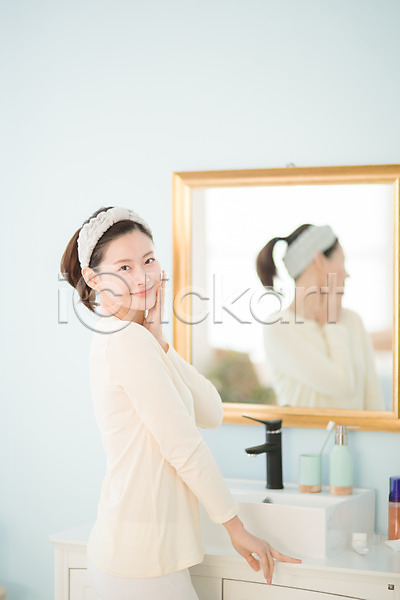 순수 30대 성인 성인여자한명만 여자 한국인 한명 JPG 뒷모습 포토 거울 만지기 미소(표정) 뷰티 상반신 서기 세면대 실내 욕실 우먼라이프