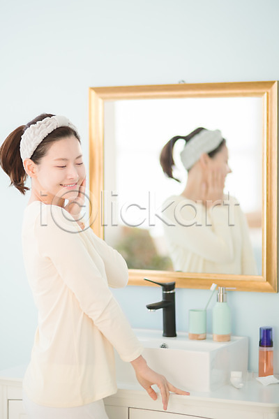 순수 30대 성인 성인여자한명만 여자 한국인 한명 JPG 옆모습 포토 거울 만지기 미소(표정) 뷰티 상반신 서기 세면대 실내 욕실 우먼라이프 칫솔