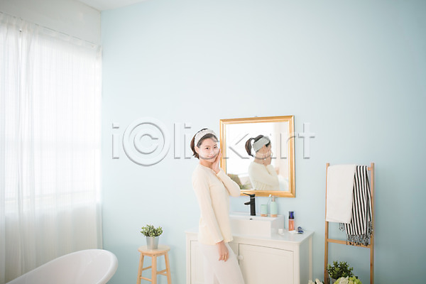 순수 30대 성인 성인여자한명만 여자 한국인 한명 JPG 옆모습 포토 거울 만지기 뷰티 상반신 서기 세면대 실내 욕실 욕조 우먼라이프