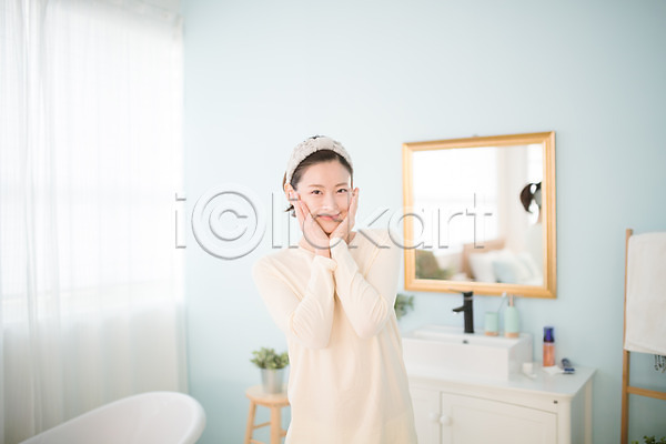 순수 30대 성인 성인여자한명만 여자 한국인 한명 JPG 앞모습 포토 감싸기 거울 뷰티 상반신 서기 세면대 실내 욕실 욕조 우먼라이프