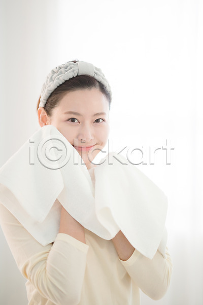 순수 30대 성인 성인여자한명만 여자 한국인 한명 JPG 앞모습 포토 닦기 미소(표정) 뷰티 상반신 서기 세수 수건 실내 욕실 우먼라이프